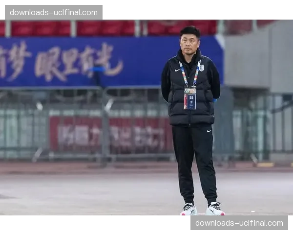 大连英博主教练李国旭：放弃传控幻想，专注防守反击的务实哲学
